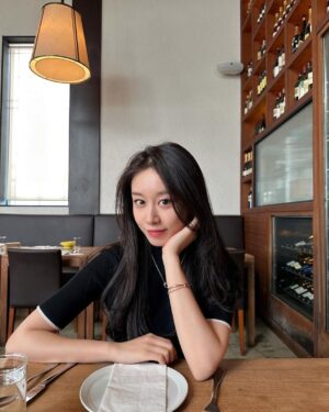 Park Ji-yeon Instagram - 저희가 픽한 러블리한 커플링💍💍

포멜라토의 투게더 컬렉션은 사랑, 우정, 우애, 유대감 등 다양한 사랑을 굳건히 하는 의미가 담겨 있다고 해요🫶
#포멜라토 #포멜라토투게더 #pomellato #pomellatotogether