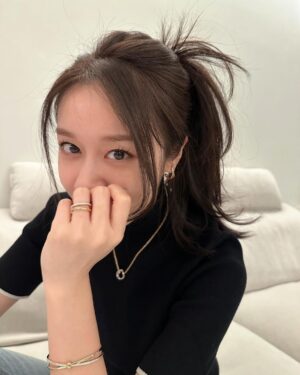 Park Ji-yeon Instagram - 저희가 픽한 러블리한 커플링💍💍

포멜라토의 투게더 컬렉션은 사랑, 우정, 우애, 유대감 등 다양한 사랑을 굳건히 하는 의미가 담겨 있다고 해요🫶
#포멜라토 #포멜라토투게더 #pomellato #pomellatotogether