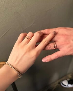 Park Ji-yeon Instagram - 저희가 픽한 러블리한 커플링💍💍

포멜라토의 투게더 컬렉션은 사랑, 우정, 우애, 유대감 등 다양한 사랑을 굳건히 하는 의미가 담겨 있다고 해요🫶
#포멜라토 #포멜라토투게더 #pomellato #pomellatotogether