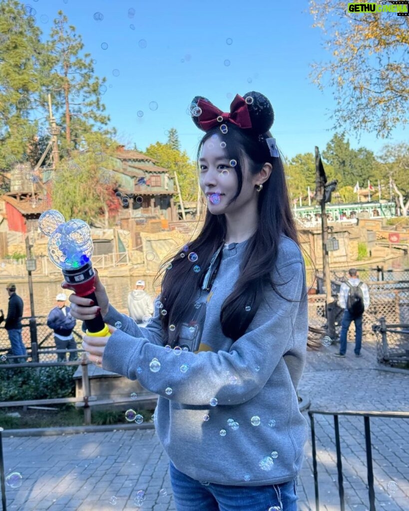 Park Ji-yeon Instagram - Disneyland ✨