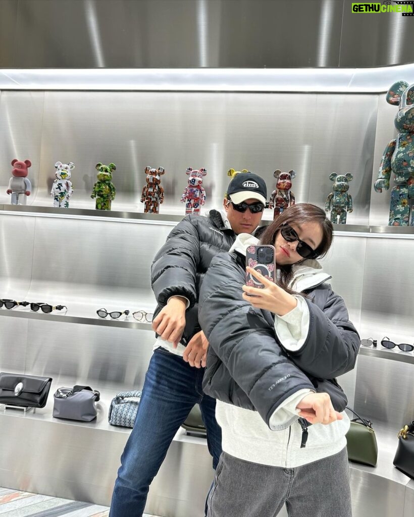 Park Ji-yeon Instagram - 행복한 연말 보내세요🫶 (첫 번째 사진 볼수록 웃기넹..ㅋㅎ)