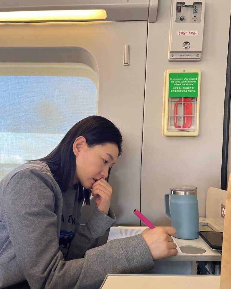 Park Jin-hee Instagram - 오늘도 환경에 대해 이야기하러 대구에 갑니다😍마스크없이 기차를 타니 어색하면서 너무 좋은거있죠!.. . 일회용마스크가 많이 쓰이고 버려지는것에 대해 걱정이많았는데, 마스크를 쓰는 일상으로 다시 돌아가는 일이 없었으면 좋겠어요😥 . . #강의원고수정중 #노마스크 #달리는SRT