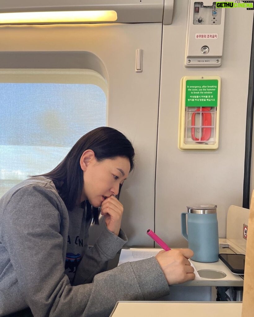 Park Jin-hee Instagram - 오늘도 환경에 대해 이야기하러 대구에 갑니다😍마스크없이 기차를 타니 어색하면서 너무 좋은거있죠!.. . 일회용마스크가 많이 쓰이고 버려지는것에 대해 걱정이많았는데, 마스크를 쓰는 일상으로 다시 돌아가는 일이 없었으면 좋겠어요😥 . . #강의원고수정중 #노마스크 #달리는SRT