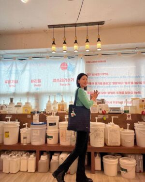Park Jin-hee Instagram - 오랜만에 알맹상점에 다녀왔어요:)
제로웨이스트샵♻️♻️♻️힙해힙해~~💕
앞으로 동네마다 여기저기 많이 생겨서 쓰레기 안나오는 제품들을 더 많은 분들이 더 쉽게 경험하셨으면 좋겠어요!!
.
바디로션 리필하기! ㅋㅋㅋㅋㅋ
표정에서부터 너무 행복해보이지않아유??😍 리필스테이션에 각종 화장품, 샴푸, 린스 등 세정제까지 구비되어 있어 용기만 가져가면~ 혹시 안가지고 가도~ 알맹상점에 있는 용기에 담아 살 수 있어요! 바디로션 꾹꾹 짜서 담아옴! 
.
바디로션만 삼!! 플라스틱용기 안 삼!!!👍👍👍
.
여기만 오면 필요한것들이 왜 자꾸 생기는거지??… 😂
.
.
#알맹상점 #망원시장 #제로웨이스트샵 #에크레아 #ecrea #zorowaste #shopping #noplastic #재사용 #재활용 #끝까지쓴다