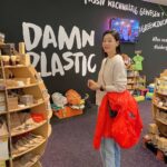 Park Jin-hee Instagram - #damnplastic 이름에서부터 느껴지죠, 바로 #제로웨이스트샵 입니다! . 소비욕구가 없다가도 제로웨이스트샵에 오면 소비욕구가 막 생기는거있죠!…😅 요즘은 친환경제품도 굉장히 트렌디하게 만들어지는것 같아요! 친환경제품들 힙해~ 힙해😍 . 모든걸 다 한번에 바꾸고 변화시킬순 없어요. 그러면 좋겠지만… 할 수 없다면..같이..천천히..노력하자구요 . . #제로웨이스트 #비엔나 #오스트리아 #일상스타그램 Vienna, Austria