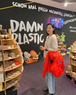 Park Jin-hee Instagram - #damnplastic
이름에서부터 느껴지죠, 바로 #제로웨이스트샵 입니다!
.
소비욕구가 없다가도 제로웨이스트샵에 오면 소비욕구가 막 생기는거있죠!…😅 요즘은 친환경제품도 굉장히 트렌디하게 만들어지는것 같아요! 친환경제품들  힙해~ 힙해😍 
.
모든걸 다 한번에 바꾸고 변화시킬순 없어요. 그러면 좋겠지만… 할 수 없다면..같이..천천히..노력하자구요
.
.
#제로웨이스트 #비엔나 #오스트리아 #일상스타그램