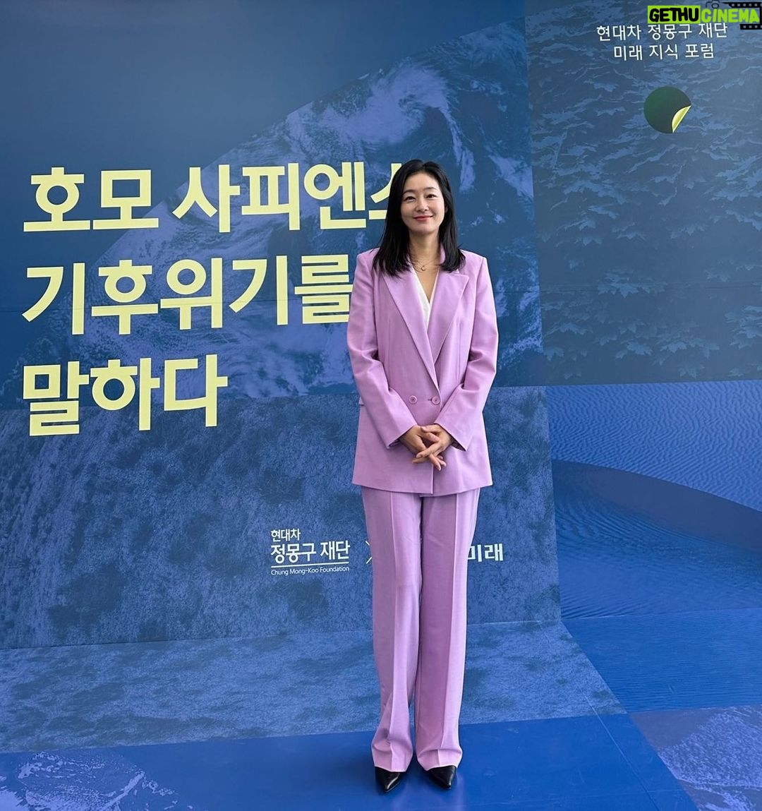 Park Jin-hee Instagram - 2023 미래지식포럼에 다녀왔어요. 기후위기에 대한 여러 연사분들의 이야기를 들을 수 있는 자리였는데, 많은 분들이 관심을 갖고 참석해주셨더라구요. 여러분들의 이런 관심이 우리 지구를 지키는데 도움이 될거라 믿어요🙏제가 정~~말 팬인 김상욱 교수님도 뵀어요✨ . #현대차정몽구재단 #2023미래지식포럼 #기후위기 #호모사피엔스기후위기를말하다 #환경 #기후