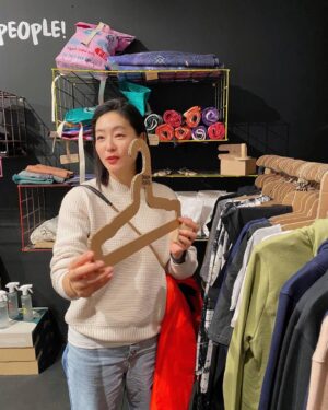 Park Jin-hee Instagram - #damnplastic
이름에서부터 느껴지죠, 바로 #제로웨이스트샵 입니다!
.
소비욕구가 없다가도 제로웨이스트샵에 오면 소비욕구가 막 생기는거있죠!…😅 요즘은 친환경제품도 굉장히 트렌디하게 만들어지는것 같아요! 친환경제품들  힙해~ 힙해😍 
.
모든걸 다 한번에 바꾸고 변화시킬순 없어요. 그러면 좋겠지만… 할 수 없다면..같이..천천히..노력하자구요
.
.
#제로웨이스트 #비엔나 #오스트리아 #일상스타그램
