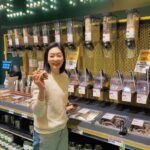 Park Jin-hee Instagram - #damnplastic 이름에서부터 느껴지죠, 바로 #제로웨이스트샵 입니다! . 소비욕구가 없다가도 제로웨이스트샵에 오면 소비욕구가 막 생기는거있죠!…😅 요즘은 친환경제품도 굉장히 트렌디하게 만들어지는것 같아요! 친환경제품들 힙해~ 힙해😍 . 모든걸 다 한번에 바꾸고 변화시킬순 없어요. 그러면 좋겠지만… 할 수 없다면..같이..천천히..노력하자구요 . . #제로웨이스트 #비엔나 #오스트리아 #일상스타그램 Vienna, Austria