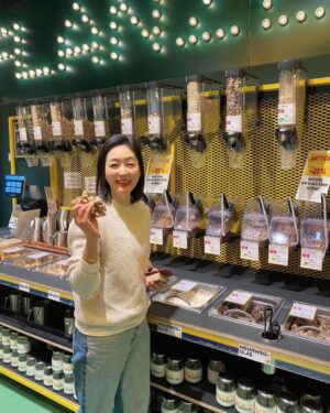 Park Jin-hee Instagram - #damnplastic
이름에서부터 느껴지죠, 바로 #제로웨이스트샵 입니다!
.
소비욕구가 없다가도 제로웨이스트샵에 오면 소비욕구가 막 생기는거있죠!…😅 요즘은 친환경제품도 굉장히 트렌디하게 만들어지는것 같아요! 친환경제품들  힙해~ 힙해😍 
.
모든걸 다 한번에 바꾸고 변화시킬순 없어요. 그러면 좋겠지만… 할 수 없다면..같이..천천히..노력하자구요
.
.
#제로웨이스트 #비엔나 #오스트리아 #일상스타그램