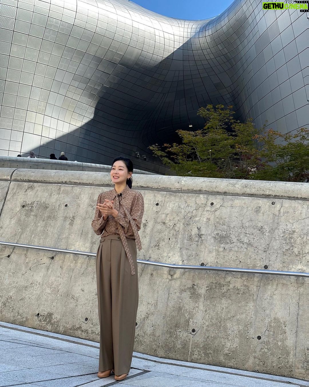 Park Jin-hee Instagram - 어제 서울디자인 2023 에 다녀왔는데, 정말 많은분들이 참여해주셨더라구요! . 지속가능한 미래를 위해 점점 더 뜻이 모아지는것 같아서 좋았어요! 🙏 . #서울디자인2023 #지속가능한미래 #함께해주세요 DDP - 동대문디자인프라자