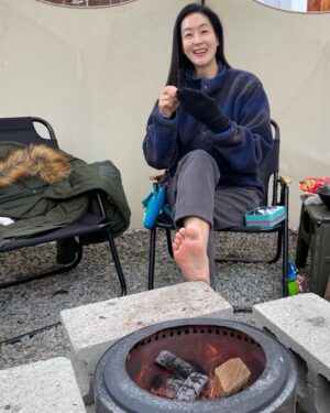 Park Jin-hee Instagram - 불멍하다 양말 구멍 ㅎㅎㅎㅎㅎ 진정한 멍때리기 ㅋㅋ 바로 수습! 내 엄지발꾸락은 소중하니까 ㅋ

#양말 #버리지마세요 #꿰매신으세요 #불멍 #좋다