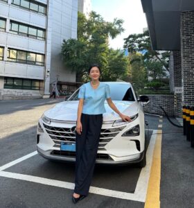 Park Jin-hee Instagram - . . #내돈내산 누나차뽑았다~널데리러가~ . 스케줄 장소 근처에 수소차 충전소가 있어서 충전도 할겸 스케줄에 함께한 제 #NEW카 입니다:) . #현대자동차 의 #넥쏘 ❤️ . 무엇보다 차 안에서 공회전 신경쓰지않고 대기할 수 있어서 너무 좋았어요!… 회사 대표님께도 앞으로 회사 스케줄 나갈때도 수소차나 전기차로 타야한다고 … 꼬시는중… . #친환경자동차 #사랑입니다