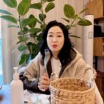 Park Jin-hee Instagram – 여러분 화장품용기의 90%가 재활용이 어렵다는거 알고 계셨나요?
화장품용기는 혼합재질과 내용물의 잔존 등의 이유로 재활용이어렵다고 해요.
그런데, 한 코스메틱브랜드에서 화장품용기를 수거하고 계셨다는거 알고 계셨나요?! 다 사용한 화장품을 씻어서 가지고 가면 별도의 처리공정을 거쳐 새로운 자원으로 활용한다고 해요!
이렇게 멋진캠페인을 하고 있어서 몰래 홍보해봅니다❤️