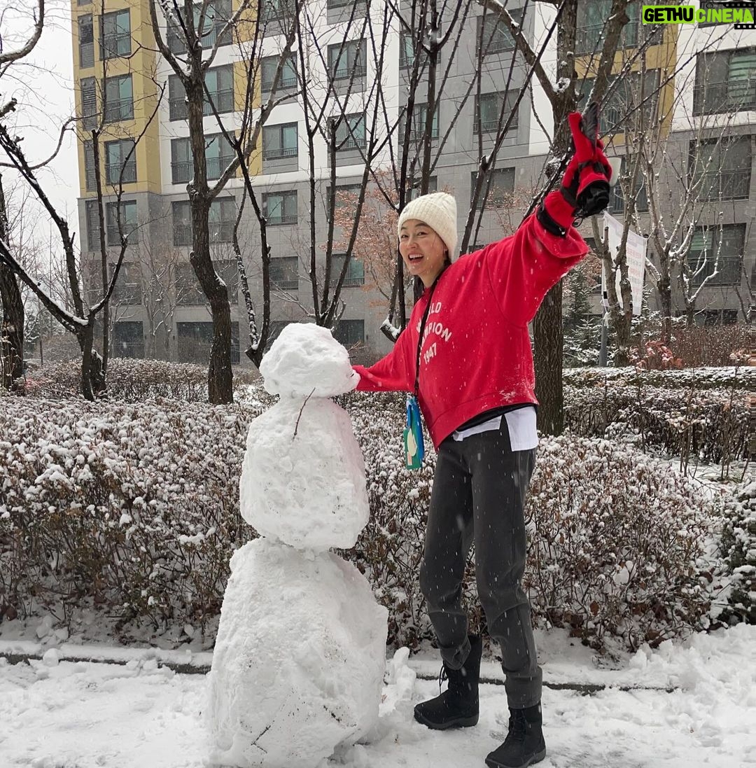 Park Jin-hee Instagram - 아이들과 눈사람 만들러 출동✨솜사탕이라는 이름과 함께 추울까봐 옷까지 입혀준 아이들 . 이 순수함 오래도록 간직해줘❤️ . #눈사람#솜사탕