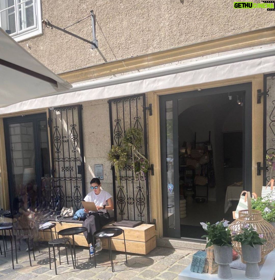 Park Jin-hee Instagram - 테라스에 있기 좋은 계절 날 좋은날 광합성🌞 . . #데일리#일상#오스트리아 . Vienna, Austria