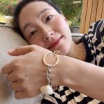Park Jin-hee Instagram - . 아들이 만들어 준 팔찌✨ 세상에서 젤 값진 보석 💎 다섯살…아직 한글을 몰라 대필로 쓴 카드..!!! 한글을 모르면 어떠냐! 천천히 배우면돼지❤️ . 조개 안에도 사랑을 담았어요~ “엄마 선물 줄게“😍 . . #아들선물 #고마워 #사랑해 #쏘스윗 #아들스타그램