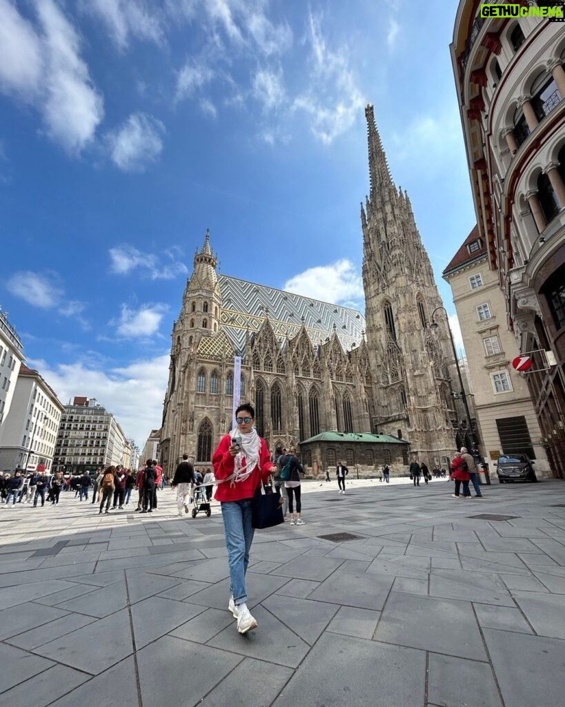 Park Jin-hee Instagram - 언제봐도 멋있고 웅장한 슈테판대성당✨ 날씨 좋았던 어느날😍 . . #슈테판대성당 #비엔나 #일상 Vienna, Austria