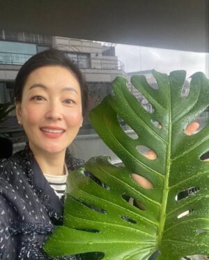 Park Jin-hee Instagram - 비가 오는 식목일이네요!
나무를 심고 가꾸는 것도 중요하지만
우리 산림을 보존하는것도 중요하다는거 잊지마세요😍지구온난화로 더욱 건조해지면서 산불이 자주 발생하고있어요!…우리 산림을 지켜주세요! 산불조심 또조심!
.
재작년 가을에 당근으로 구매한 몬스테라 화분이 폭풍성장해서 얼마전에 분갈이 해주었어요😛무럭무럭자라라!!!!
.
😜비올때마다 빗물을 받아서 화분에 물주는것도 꿀팁입니다용

#4월5일#식목일 #산불조심 #또조심 #산림을보호해주세요