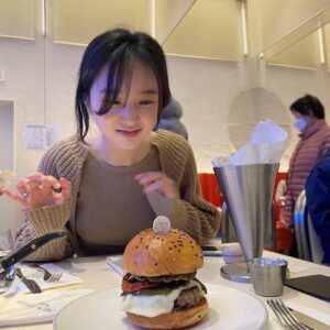 Park Jung-yeon Instagram - 드디어! 먹어봄!🍔