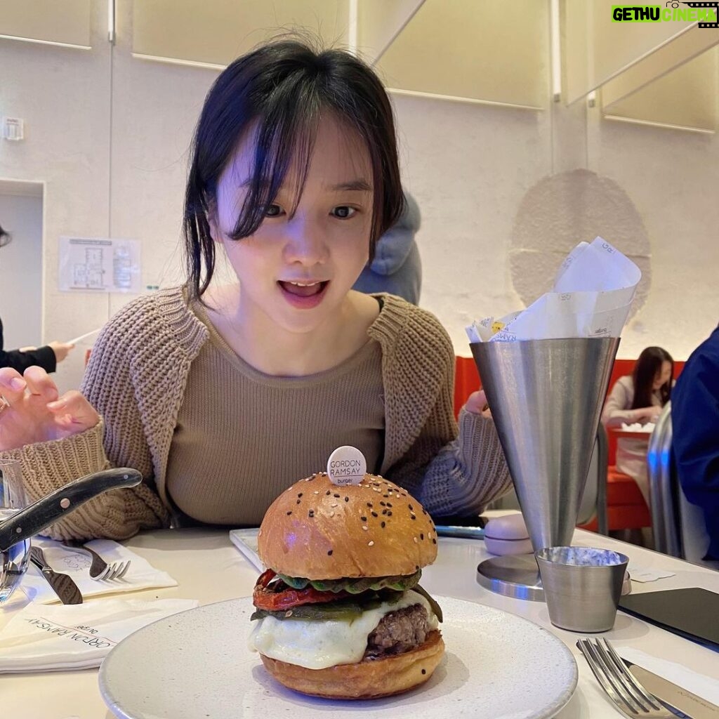 Park Jung-yeon Instagram - 드디어! 먹어봄!🍔
