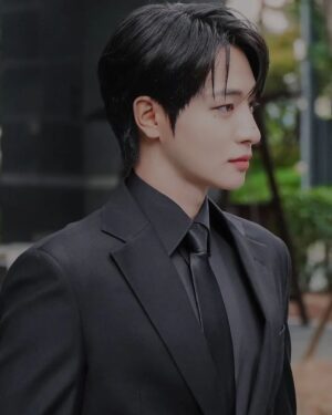 Park Sang-nam Instagram - 월요일 화이팅^^
#성스러운아이돌 #사감재