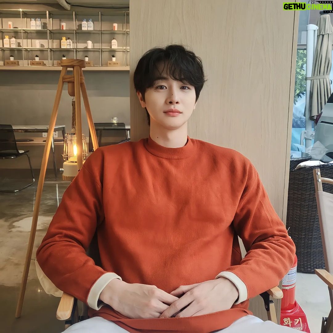 Park Sang-nam - 27.2K Likes - 카페에서