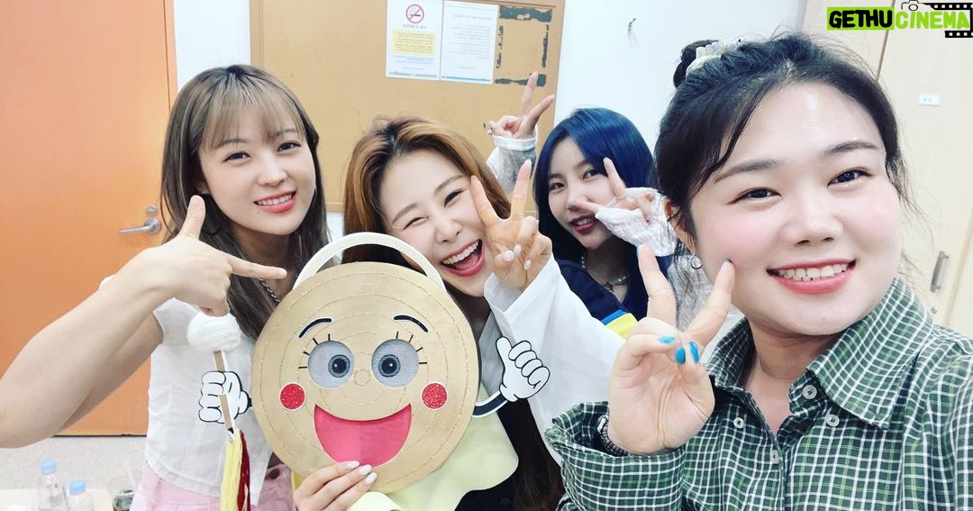 Park Se-mee Instagram - #내가할거징 가면벗을때 여신머리로 풀어져야된다며 고데기 열심히 해준 리영쌤 @ggumin_reyoung 화장 무너지면 안된다고 두겹세겹 정성스럽게 쌓아올려준 우진쌤 @ggumin_woojin ‘징'이어서 어렵디 어려운 옷 열심히 구해다준 낌지쌤 @kkimji0216 여자 넷 사이에 갇혀 기 다 빨린.. 오빠 아니고 아빠같은 서준오빠 @jun__0428 같이 놀고 춤추며 신나게 기본기를 다져준 유진쌤 @2uzin2 급하게 부탁했는데 흔쾌히 노래에 조미료 잔뜩 뿌려준 준혁이 @joon_hyuk_ahn 내목소리를 들어야한다며 인이어들고 달려와준 성혁이 @s.hyukkkkkkk 가왕을 꿈꾸던 메타 주둥이 멤버 다경,주은 @duo.zyng @iam_zoonii 방송을 하기까지 뒤에서 너무 고생한 종훈실장님 @jhshin90.4 내 은인 @psickuniv 저 잘했나요? @joonarchy 여기에 다 담진 못했지만 응원 많이 해준 우리 가족들 @metacomedy 저 .. 사실 성대결절때문에 너무 걱정하고 두려웠었는데 이렇게 도와주신 많은분들 덕분에 무사히 크디큰 산을 넘었네요 앞으로 또 돌아올 큰 산을 위해 더 열심히 노력하겠습니다!!!❤️🔥 항시 사랑해요 🫶 드디어 끝났다 #복면가왕