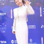 Park Se-mee Instagram – 제가 만든 유튜브 영상이
백상에 올라갔다는 것만으로
하루하루 감사하며 살겠습니다

사실 빠른시간에 너무나도
큰 사랑을 받아 덜컥
겁이 나기도 했지만

노력하고 더 노력해서
여러분들 옆에서 오랫동안
웃음을 드릴수 있는 
희극인이 되겠습니다❤️

내년에 또봐요
@baeksang.official 

회사식구들 항시 감사합니다
@metacomedy 

기회를 줘서 고맙고 축하해
@psickuniv 

이미지 변화를 주겠다더니
배우를 만들어주셨네요
@gguminmin
@sxx_2_k