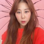 Park Se-mee Instagram - 나도 빼빼로 받았다 센스기절 #안녕하세미 나👍이거잖아~ 중요한건 오늘 비닐우산씀 비 또 언제오려나.. #우산 #빼빼로