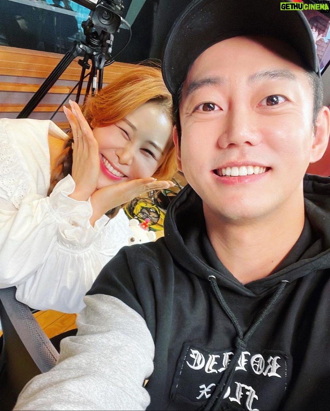 Park Se-mee Instagram - 굿바이 #굿모닝fm 한달만하기로 했던 방송이 어느새 수개월이지나.. 금새 이별이 왔네요 청취자 분들의 고민을 시원하게 갈아드리러 갔는데 제 고민만 시원하게 갈다 온거같아요 🫢 마지막으로 매주 화요일 아침마다 하이텐션으로 반겨주신 pd님들과 작가님들 마이크가 꺼지면 좋은말과 함께 응원 많이해주신 테이오빠! 그리고 화요일마다 제 텐션 받아주신 청취자 여러분들 너무너무 감사합니다 ☺️ 덕분에 매주 화요일이 설레고 즐거웠어요 🥹 여러분들을 만난건 제 인생에 행운이었고 영광이었습니다 어디서든 항시 웃음드릴게요🫶 더 나은 나를 위해 아쉽지만.. 여기서 인사드리겠습니다! 안녕 #고민파쇄박세미 안녕 #해브어굿테이 @goodmorningfm @kim_hokyoung