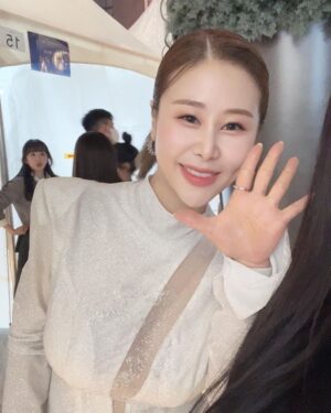 Park Se-mee Instagram - 제가 만든 유튜브 영상이
백상에 올라갔다는 것만으로
하루하루 감사하며 살겠습니다

사실 빠른시간에 너무나도
큰 사랑을 받아 덜컥
겁이 나기도 했지만

노력하고 더 노력해서
여러분들 옆에서 오랫동안
웃음을 드릴수 있는 
희극인이 되겠습니다❤️

내년에 또봐요
@baeksang.official 

회사식구들 항시 감사합니다
@metacomedy 

기회를 줘서 고맙고 축하해
@psickuniv 

이미지 변화를 주겠다더니
배우를 만들어주셨네요
@gguminmin
@sxx_2_k