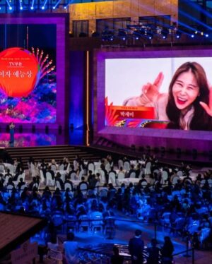 Park Se-mee Instagram - 제가 만든 유튜브 영상이
백상에 올라갔다는 것만으로
하루하루 감사하며 살겠습니다

사실 빠른시간에 너무나도
큰 사랑을 받아 덜컥
겁이 나기도 했지만

노력하고 더 노력해서
여러분들 옆에서 오랫동안
웃음을 드릴수 있는 
희극인이 되겠습니다❤️

내년에 또봐요
@baeksang.official 

회사식구들 항시 감사합니다
@metacomedy 

기회를 줘서 고맙고 축하해
@psickuniv 

이미지 변화를 주겠다더니
배우를 만들어주셨네요
@gguminmin
@sxx_2_k