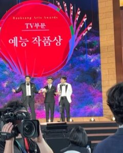 Park Se-mee Instagram - 제가 만든 유튜브 영상이 백상에 올라갔다는 것만으로 하루하루 감사하며 살겠습니다 사실 빠른시간에 너무나도 큰 사랑을 받아 덜컥 겁이 나기도 했지만 노력하고 더 노력해서 여러분들 옆에서 오랫동안 웃음을 드릴수 있는 희극인이 되겠습니다❤️ 내년에 또봐요 @baeksang.official 회사식구들 항시 감사합니다 @metacomedy 기회를 줘서 고맙고 축하해 @psickuniv 이미지 변화를 주겠다더니 배우를 만들어주셨네요 @gguminmin @sxx_2_k