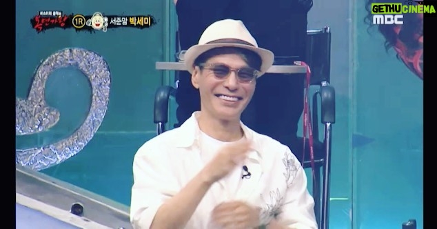 Park Se-mee Instagram - #내가할거징 가면벗을때 여신머리로 풀어져야된다며 고데기 열심히 해준 리영쌤 @ggumin_reyoung 화장 무너지면 안된다고 두겹세겹 정성스럽게 쌓아올려준 우진쌤 @ggumin_woojin ‘징'이어서 어렵디 어려운 옷 열심히 구해다준 낌지쌤 @kkimji0216 여자 넷 사이에 갇혀 기 다 빨린.. 오빠 아니고 아빠같은 서준오빠 @jun__0428 같이 놀고 춤추며 신나게 기본기를 다져준 유진쌤 @2uzin2 급하게 부탁했는데 흔쾌히 노래에 조미료 잔뜩 뿌려준 준혁이 @joon_hyuk_ahn 내목소리를 들어야한다며 인이어들고 달려와준 성혁이 @s.hyukkkkkkk 가왕을 꿈꾸던 메타 주둥이 멤버 다경,주은 @duo.zyng @iam_zoonii 방송을 하기까지 뒤에서 너무 고생한 종훈실장님 @jhshin90.4 내 은인 @psickuniv 저 잘했나요? @joonarchy 여기에 다 담진 못했지만 응원 많이 해준 우리 가족들 @metacomedy 저 .. 사실 성대결절때문에 너무 걱정하고 두려웠었는데 이렇게 도와주신 많은분들 덕분에 무사히 크디큰 산을 넘었네요 앞으로 또 돌아올 큰 산을 위해 더 열심히 노력하겠습니다!!!❤️🔥 항시 사랑해요 🫶 드디어 끝났다 #복면가왕