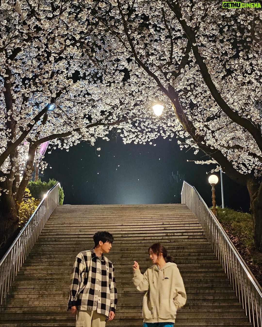 Park Shin-hye - 2.6 Million Likes - 분명 찍을 때 제정신이었는데 제정신이 아니었던 날🤣
컷 소리가 나면 몰려오는 현타란..
짠내폴폴 #닥터슬럼프
나만때린 딱밤. 과연 정우는 때릴 수 있을것인가 으아하하하하하😈👻😈👻