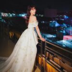 Park Shin-hye Instagram - special thanks to. @soyoobridal_official #moniquelhuillier Stylist. @alohalohaluv Hair. @chasein7 Makeup. @lee_hanna_makeup And... @salt_ent 😎