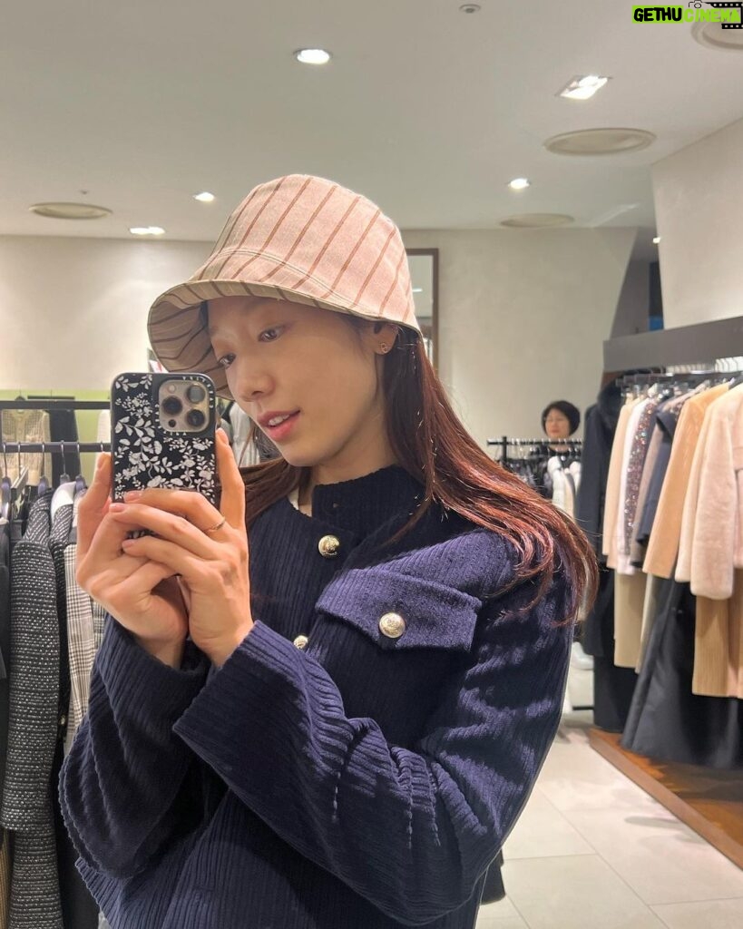 Park Shin-hye Instagram - 엄마랑 백화점 나들이😎 매장에서 입어보니 더 예쁘네에❣️ 셋업으로도 예쁘고 따로따로 입어도 예쁘고🥰 #모조에스핀 #코듀로이자켓 #코듀로이셋업