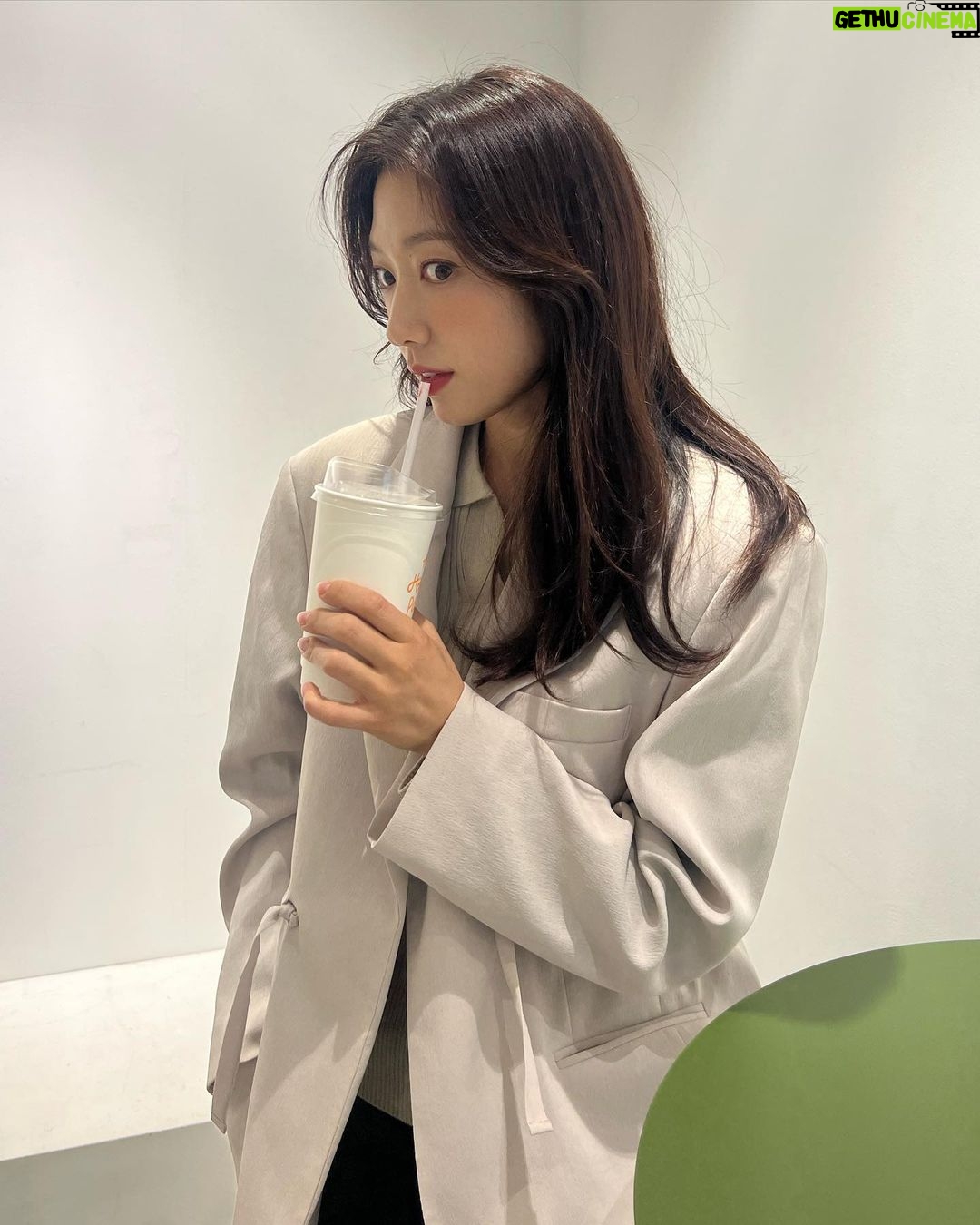 Park Shin-hye Instagram - ☕️☕️☕️☕️☕️☕️ 오른쪽 왼쪽 오른쪽 왼쪽 🤷🏻♀️