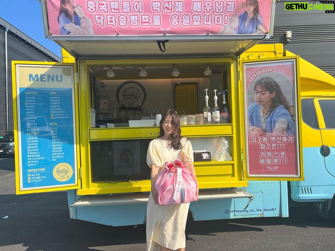 Park Shin-hye Instagram - 고마워요❣️💜 무더운 날씨였는데 덕분에 모두 시원하게 촬영했어요 🫶🏼