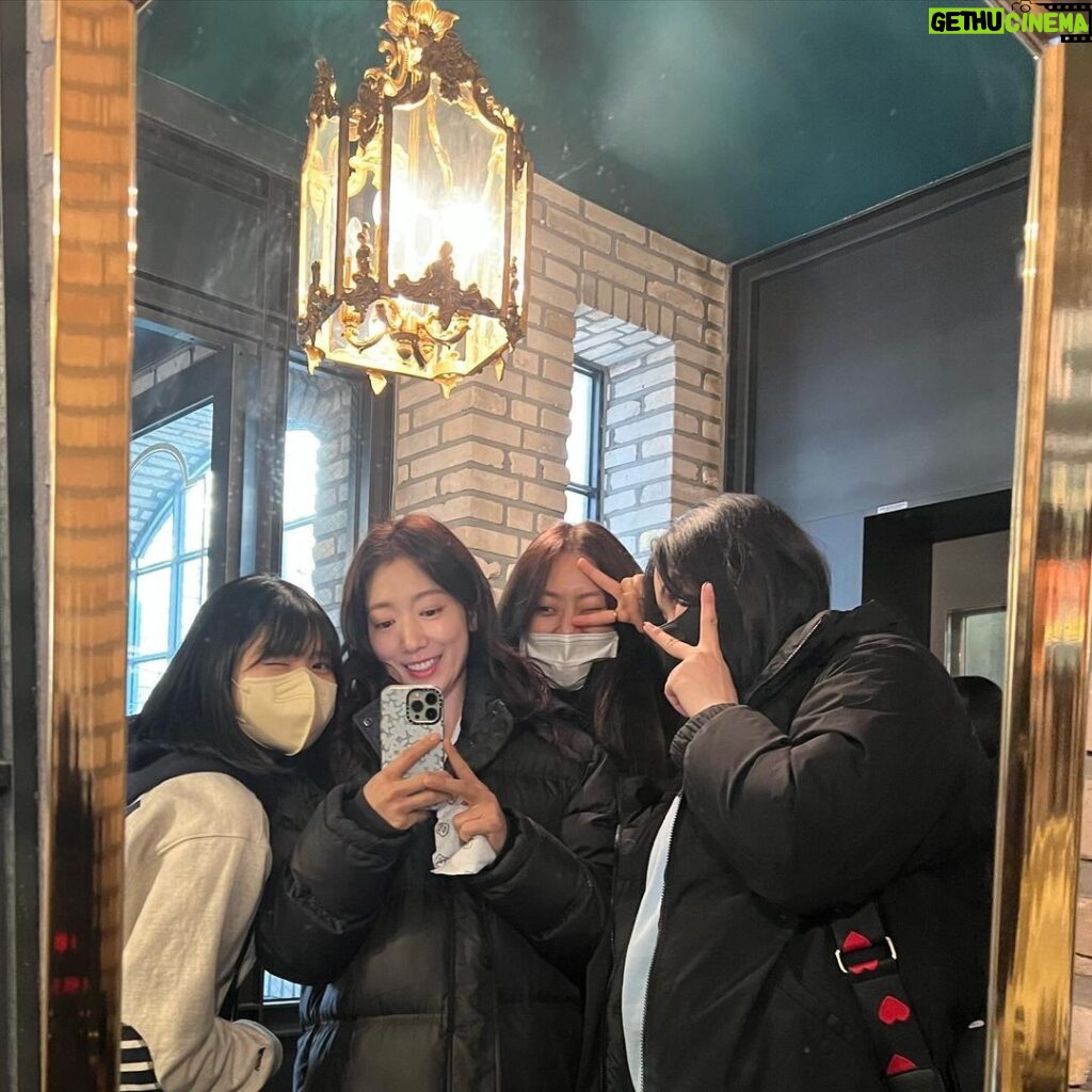 Park Shin-hye Instagram - 거울보면 또 한번은 찍어줘야지 하늘이팀 모여!!!!!! #닥터슬럼프
