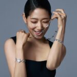 Park Shin-hye Instagram - 🫶🏼❣️ #반클리프아펠 #VanCleefArpels #VCAluckyspring #VCAluckyanimals #VCAAlhambra #VCA럭키스프링 #VCA럭키애니멀 #VCA알함브라 @vancleefarpels