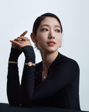 Park Shin-hye Instagram - 🫶🏼❣️
#반클리프아펠 #VanCleefArpels #VCAluckyspring #VCAluckyanimals #VCAAlhambra #VCA럭키스프링 #VCA럭키애니멀 #VCA알함브라 @vancleefarpels