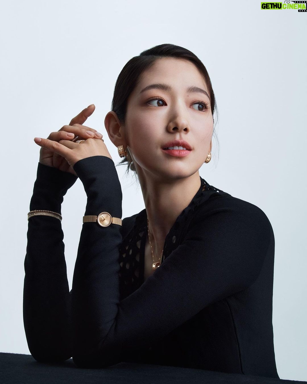 Park Shin-hye - 1.1 Million Likes - 🫶🏼❣️
#반클리프아펠 #VanCleefArpels #VCAluckyspring #VCAluckyanimals #VCAAlhambra #VCA럭키스프링 #VCA럭키애니멀 #VCA알함브라 @vancleefarpels