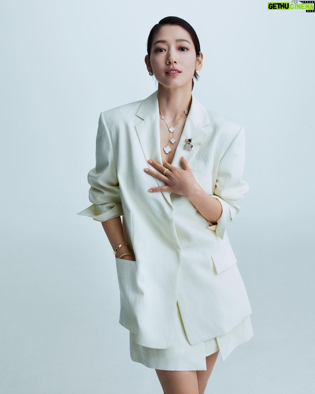 Park Shin-hye - 1.1 Million Likes - 🫶🏼❣️
#반클리프아펠 #VanCleefArpels #VCAluckyspring #VCAluckyanimals #VCAAlhambra #VCA럭키스프링 #VCA럭키애니멀 #VCA알함브라 @vancleefarpels