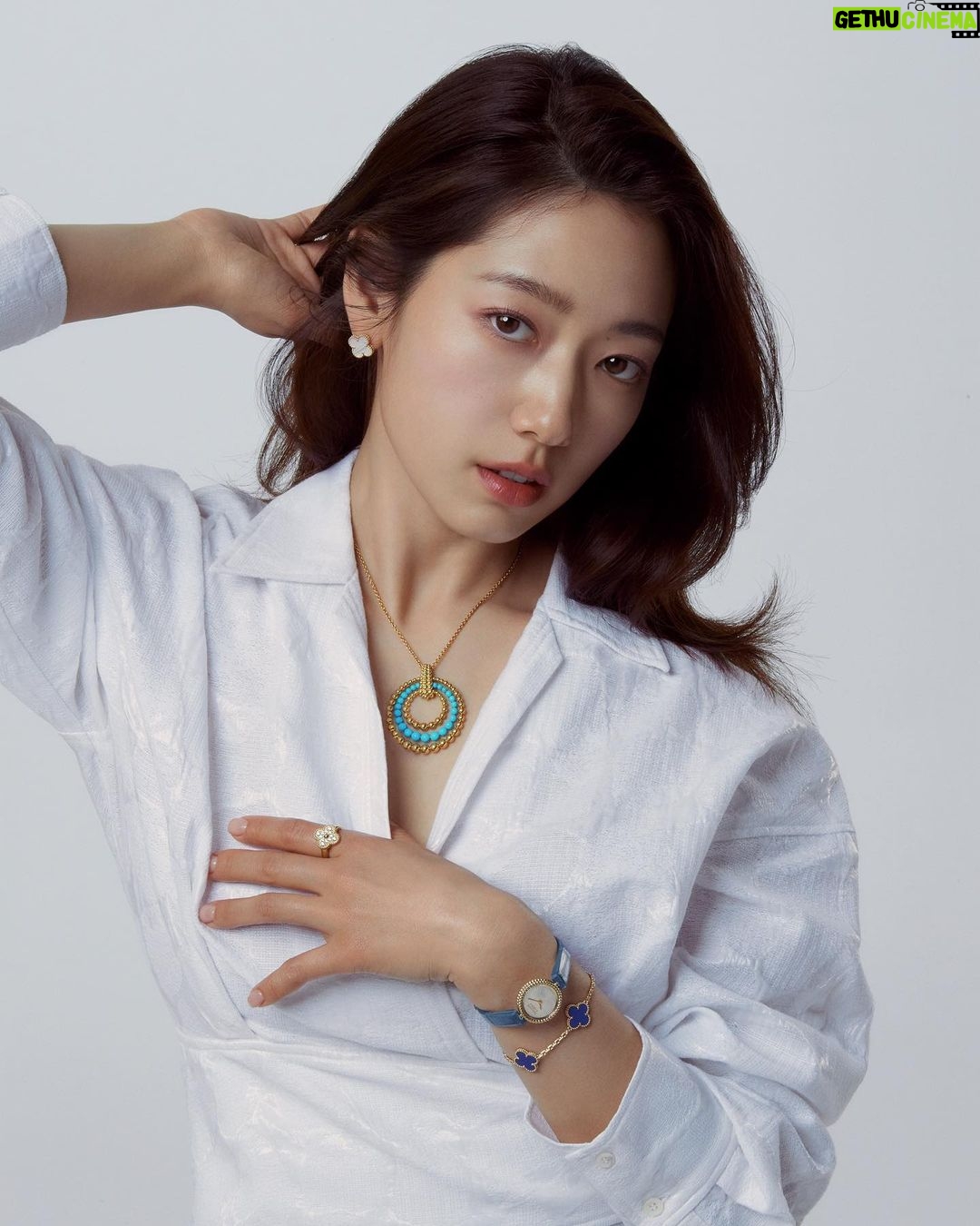 Park Shin-hye - 1.1 Million Likes - 🫶🏼❣️
#반클리프아펠 #VanCleefArpels #VCAluckyspring #VCAluckyanimals #VCAAlhambra #VCA럭키스프링 #VCA럭키애니멀 #VCA알함브라 @vancleefarpels