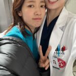 Park Shin-hye Instagram – 저기.. 은재쌤.. 키 너무 크신거 아니냐구요..ㅇㅅㅇ;;
세트장에서 만난 돌담병원 차은재쌤 쿄쿄 
작년 3월 사진을 이제서야 올려본다는.. 
#서우랑혜정이아니고
#차은재와남하늘
이히히히히