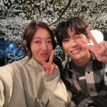 Park Shin-hye Instagram - 엉엉 울어서 불어터진 우동가락 같은 퉁퉁 부은 나의 눈두덩이🤣 그리고 옆에 울어도 잘생긴 정우😎 #닥터슬럼프