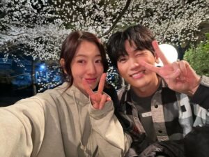 Park Shin-hye Instagram - 엉엉 울어서 불어터진 우동가락 같은 퉁퉁 부은 나의 눈두덩이🤣
그리고 옆에 울어도 잘생긴 정우😎
#닥터슬럼프