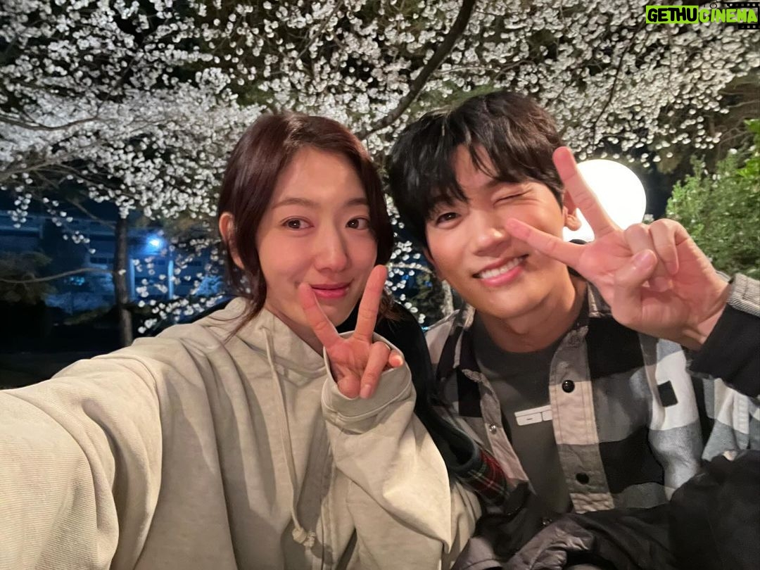 Park Shin-hye - 1.3 Million Likes - 엉엉 울어서 불어터진 우동가락 같은 퉁퉁 부은 나의 눈두덩이🤣
그리고 옆에 울어도 잘생긴 정우😎
#닥터슬럼프